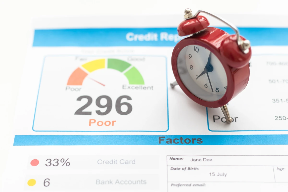 Florida homebuyer reviewing a credit report correction with a lender before closing