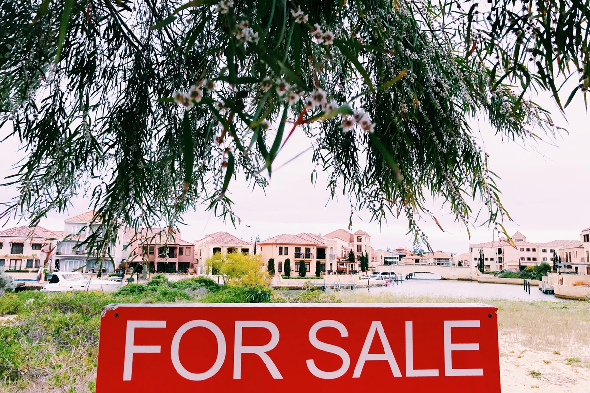 Quiet Florida neighborhood street in summer during the seasonal housing market slowdown