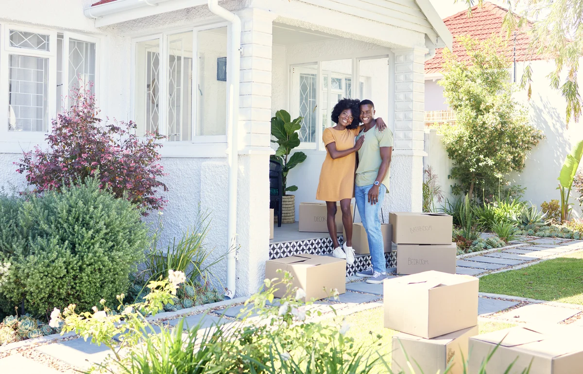 Young couple moving into their new Florida home after fast mortgage approval